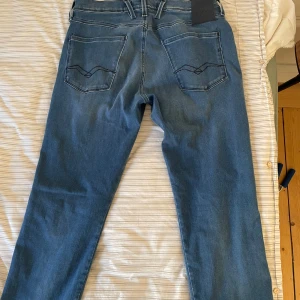 Ljusblåa replay jeans - REPLAY JEANS ANVÄNDA EN GÅNG 🔥 HELT NYA. Vid snabb affär sänks priset!