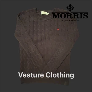 Morris Tröja - Säljer en riktigt fräsch kabelstickad Morris tröja, som passar perfekt nu till våren! Tröjan är marinblå med ett rött märke, och är mycket stilig, samt skön! Tveka inte på att höra av dig vid minsta fundering💛