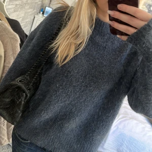 Mörkblå stickad tröja - Jätte fin mörkblå stickad tröja!