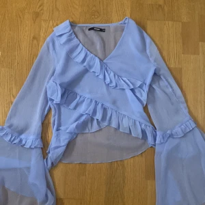 Blå blus från bikbok  - En blå blus från bikbok i storlek xs