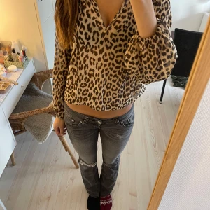Leopardmönstrad blus - Säljer en snygg leopardmönstrad blus med v-ringning och långa ärmar. Blusen har en lös passform och är superbekväm att bära. Skriv om du har frågor! Pris kan diskuteras vid snabb affär!☺️