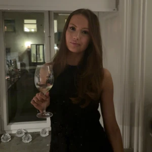 Svart kortklänning med paljetter - Intressekoll!! Elegant svart kortklänning med glittriga paljettdetaljer. Klänningen har en figurnära passform och är ärmlös, vilket ger en stilren och festlig look. Perfekt för en kväll ute eller en speciell tillställning.