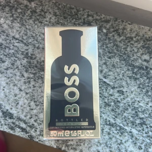 BOSS Bottled Absolut Parfym - Säljer en elegant BOSS Bottled Absolut parfym. Öppnad ny med plast kvar. 50 ML 