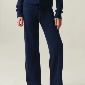 Lågmidjade stickade byxor - Säljer nu dessa lågmidjade stickade byxorna från gina young. Har aldrig använt dom och dom har fortfarande prislappen kvar. De är alltså i helt nytt skick. Säljer för att de inte kommer till användning. Strl 158/164 som motsvarar xs ungefär. 