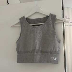 ICIW tränings linne  - Jätte fint ICIW träningslinne 🩶 Jätte skön men tyvärr bara använda typ 3 gånger så den är i jätte fint skick. Lite oklar storlek men den passar XS / S