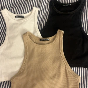 Ribbad top från Zara - Säljer tre ribbade snygga toppar från Zara som ej kommer till användning, svarta och beiga toppen är i storlek M, den vita är i storlek S. Men de alla sitter ungefär likadant. Hör av dig för fler frågor eller funderingar💕💕💕