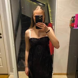 Svart klänning från SisterS Point - Snygg svart klänning från SisterS Point i storlek XS. Klänningen är axelbandslös och en elegant rynkad detalj vid bysten. Perfekt för en stilren look.