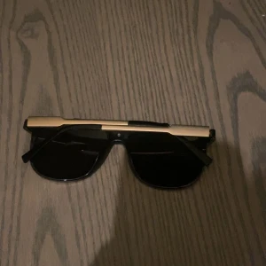 Svarta LV glasögon med guld detaljer. - Nya LV glasögon inne, in o köp