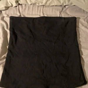 Svart tub topp från BikBok - Snygg svart tub topp från BikBok i storlek M men passar XS/S. Använd men utan defekter.