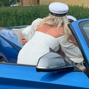 Studentklänning  - Säljer nu min fina studentklänning från princess polly då den inte kommer till någon användning mer. Endast använd en gång under studenten. Skön och luftig klänning för en dag som studenten! Fler bilder kan skickas!