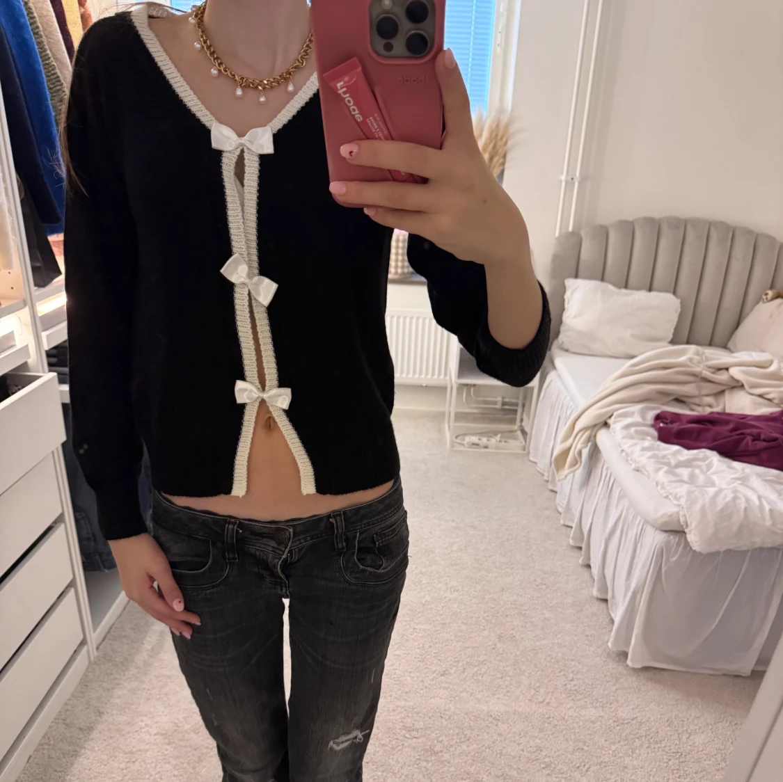 Svart kofta med vita rosetter🎀🎀🎀