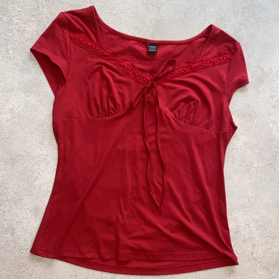 Röd topp med spetsdetaljer  - 1