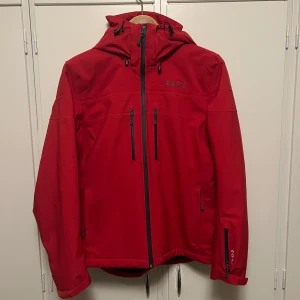 Röd EQPE skidjacka (dam, medium) – i fint skick! - Säljer en röd skidjacka från EQPE i damstorlek medium, utrustad med RECCO-teknologi för extra säkerhet i skidbacken. Jackan är i mycket gott skick och har flera praktiska fack för exempelvis liftkort och mobil. Perfekt för både pist- och offpiståkning! 	•	Märke: EQPE 	•	Storlek: Dam medium 	•	Färg: Röd 	•	Funktioner: RECCO, flera bra fack 	•	Skick: Fint  Pris: 899kr Skickas mot fraktkostnad. Kontakta mig gärna vid intresse eller för fler frågor!
