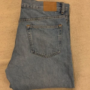 Blå jeans från Weekday - klassiska blå jeans från Weekday. relaxed straight passform, modellen Space.