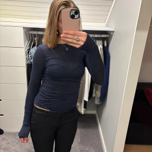Intimissimi tröja - Säljer den trendiga mörkblåa intimissimi tröjan. Perfekt för att matcha med både jeans och kjol. 💗