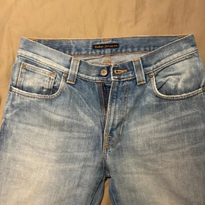 Nudie jeans - Snygga nudie jeans i rak passform, storlek 32,34