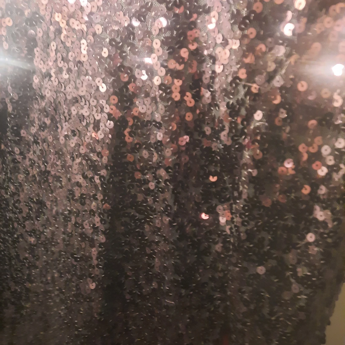 Glittrig klänning från Oneness