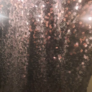 Glittrig klänning från Oneness - Säljer en glittrig klänning från Oneness i en vacker rosa nyans. Klänningen har långa ärmar och en djup v-ringad rygg som ger en elegant touch. Perfekt för att glänsa på festen! Använd 1 gång