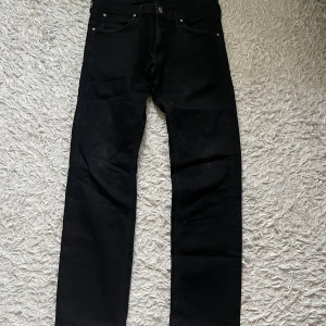 Svarta jeans från Lee - Snygga svarta jeans från Lee med dragkedja och klassisk femficksdesign. Perfekta för en stilren look. Tillverkade i ett slitstarkt material som ger en bekväm passform.