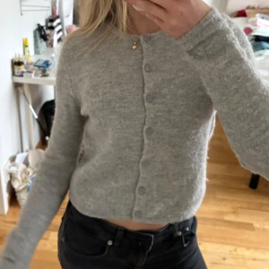 Grå kofta från Gina - Super snygga grå kofta från Gina. Perfekt till skolan och vardags men går också att klä upp. Bra skick. Pris är diskuterbart, skriv vid frågor eller fler bilder💞