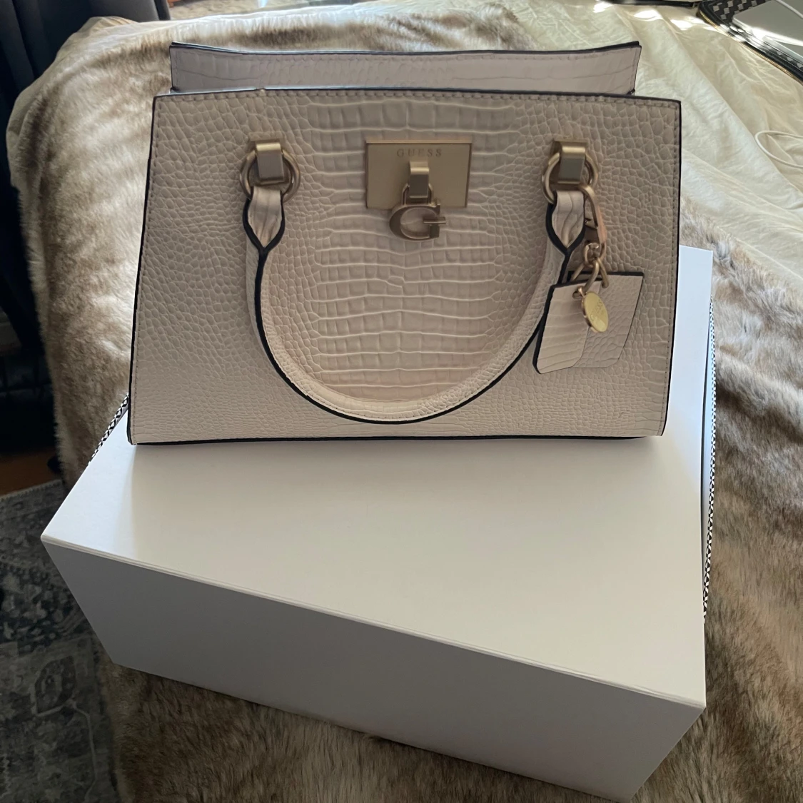 Vit handväska från Guess - 3