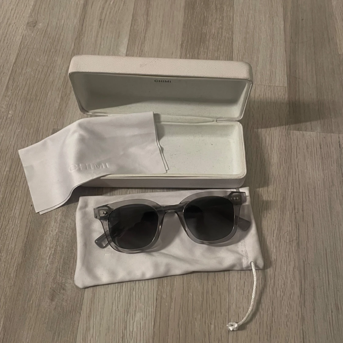 Grå solglasögon från Chimi - 1