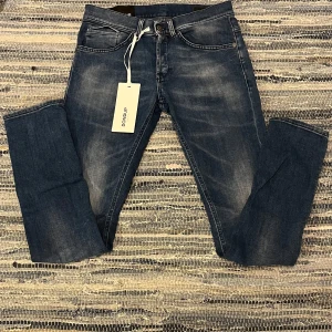 Dondup jeans  - Dondup jeans, dessa är i modellen George och de är storlek 29. Helt nya och aldrig använda, kvitto och påse finns om även det önskas. Priset är ej hugget i sten! Kontakta gärna mig vid frågor!