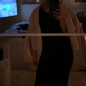 Svart ärmlös klänning - Säljer en stilren svart ärmlös klänning med en tight passform. Perfekt för en elegant look. Klänningen har en klassisk design som passar till många tillfällen.