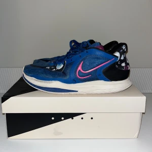 Nike x Kyrie Irving basketskor - Unika Nike x Kyrie Irving basketskor. Skorna är använda men är fortfarande i bra skick. Greppet är lika bra sen de var nya. Pris kan diskuteras!