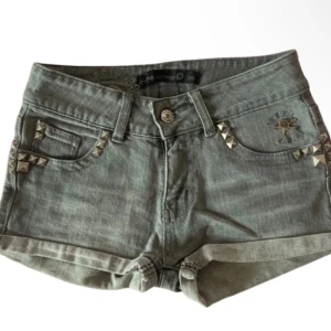 söta shorts med nitar! - shorts från criminal damage! jättecool design o nitar på. jättenajs lowwaist🙏