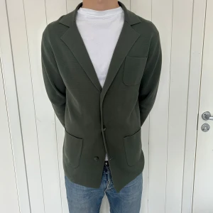 John Henric kavaj/overshirt  - Riktigt fräsch kavaj/overshirt ifrån John Henric i storlek M. Inga defekter eller liknade. Modellen är 182. Inga defekter eller liknande. Bara att skriva vid frågor elle funderingar. 