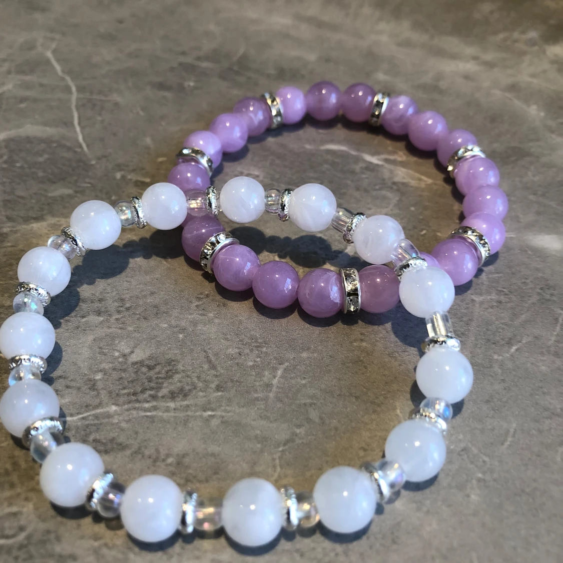 Två pärlarmband i lila och vitt - 3