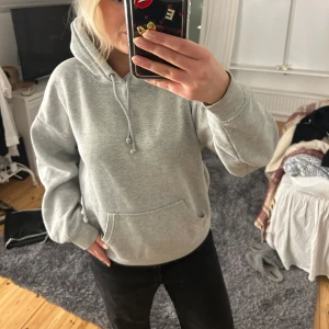 Grå hoodie från BIK BOK - Säljer en klassisk grå hoodie från BIK BOK i storlek S. Den har en bekväm passform med långa ärmar och en praktisk magficka. Perfekt för en avslappnad stil.