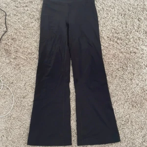 ICANIWILL Nimble Flared Tights - Snygga svarta träningsbyxor från ICANIWILL med en bekväm passform. Byxorna har en hög midja och är tillverkade i ett stretchigt material som passar perfekt för träning. De har en stilren design utan mönster.