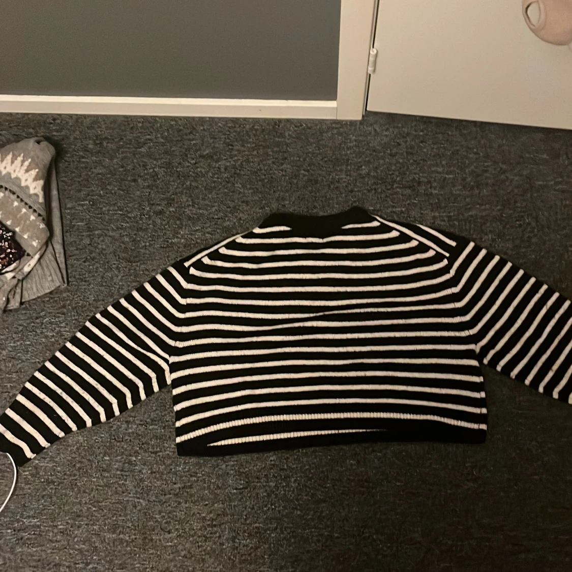 Svart och vit randig tröja - 1