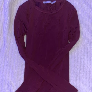 Vinröd långärmad topp från 157 - Säljer en stilren vinröd långärmad topp från 157. Perfekt för lager-på-lager eller att bära som den är. Enkel design med rund halsringning. Storlek XS❤️