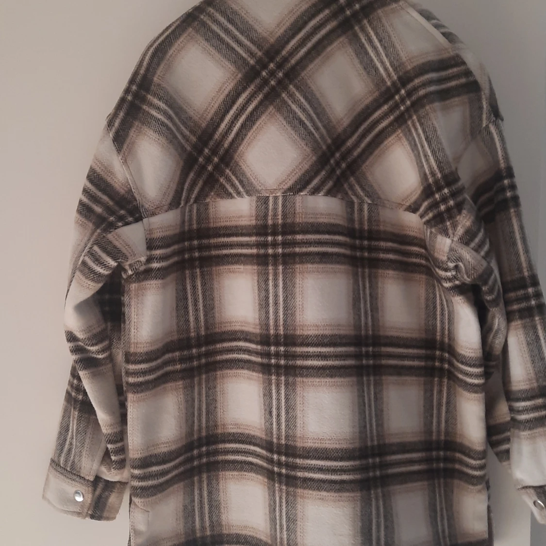 Rutig overshirt i beige och svart - 2