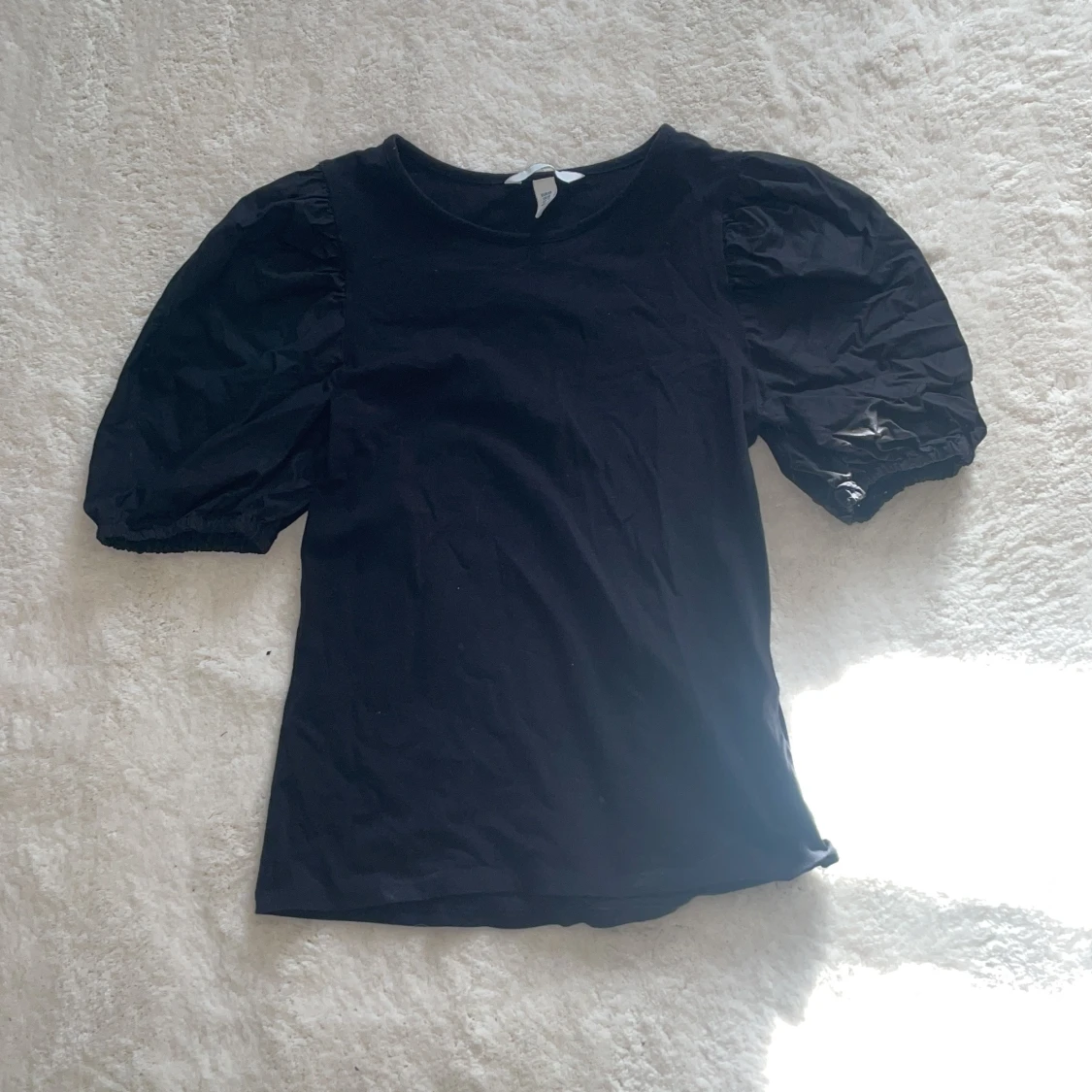 Svart topp med puffärmar från H&M