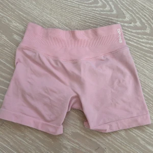 Impact DFYNE shorts - Säljer mina söta shorts från DFYNE då jag har fler färger. Endast använda 2-3 gånger, supersköna att träna i o är squatproof. Inga defekter eller så. Storlek S men e stretchiga. Pris kan diskuteras!💕💕