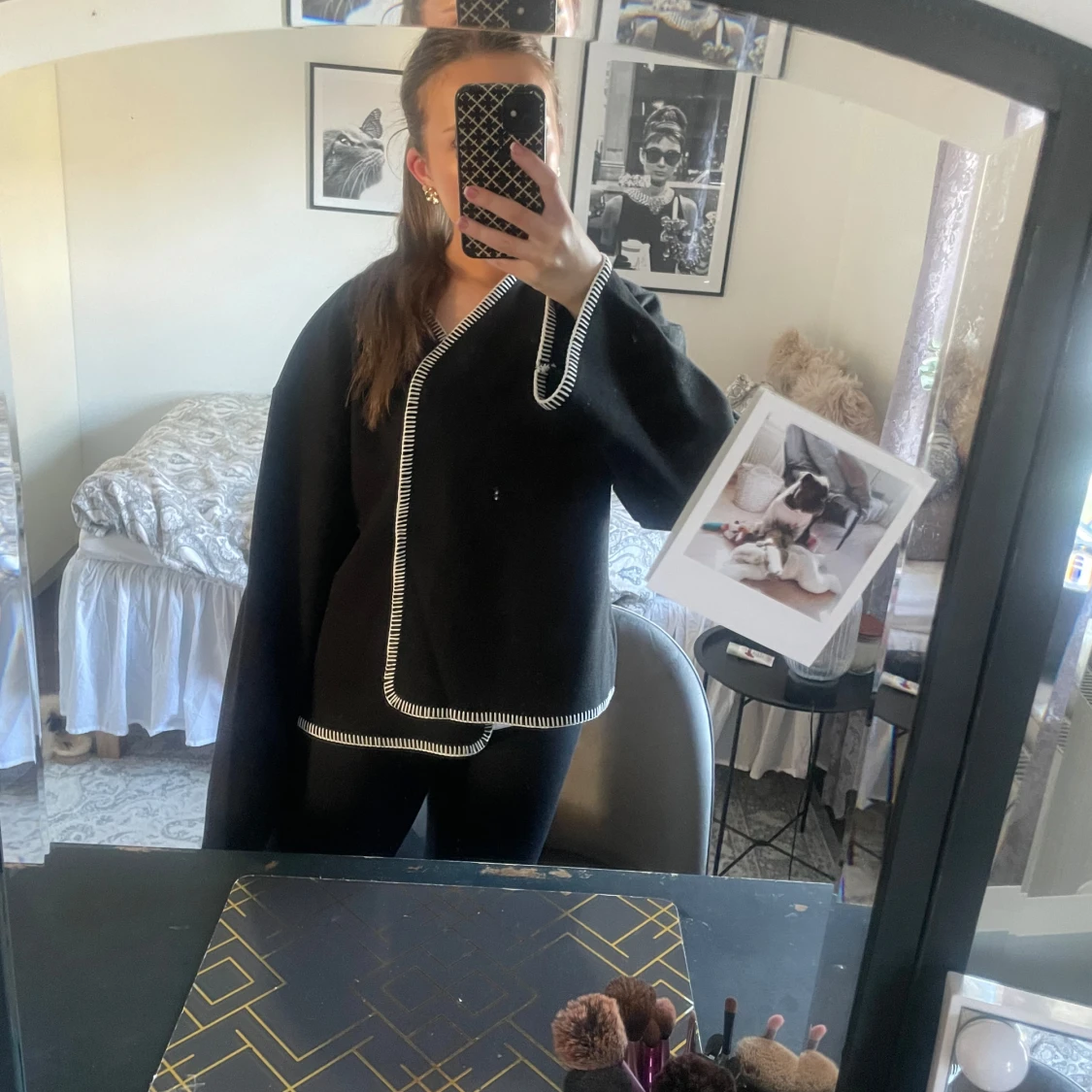 Svart kofta med vit kant