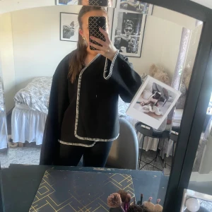 Svart kofta med vit kant - Jätte snygg svart kofta med vita detaljer. Ej använd men prislapp ej kvar.  (Inga defekter) 