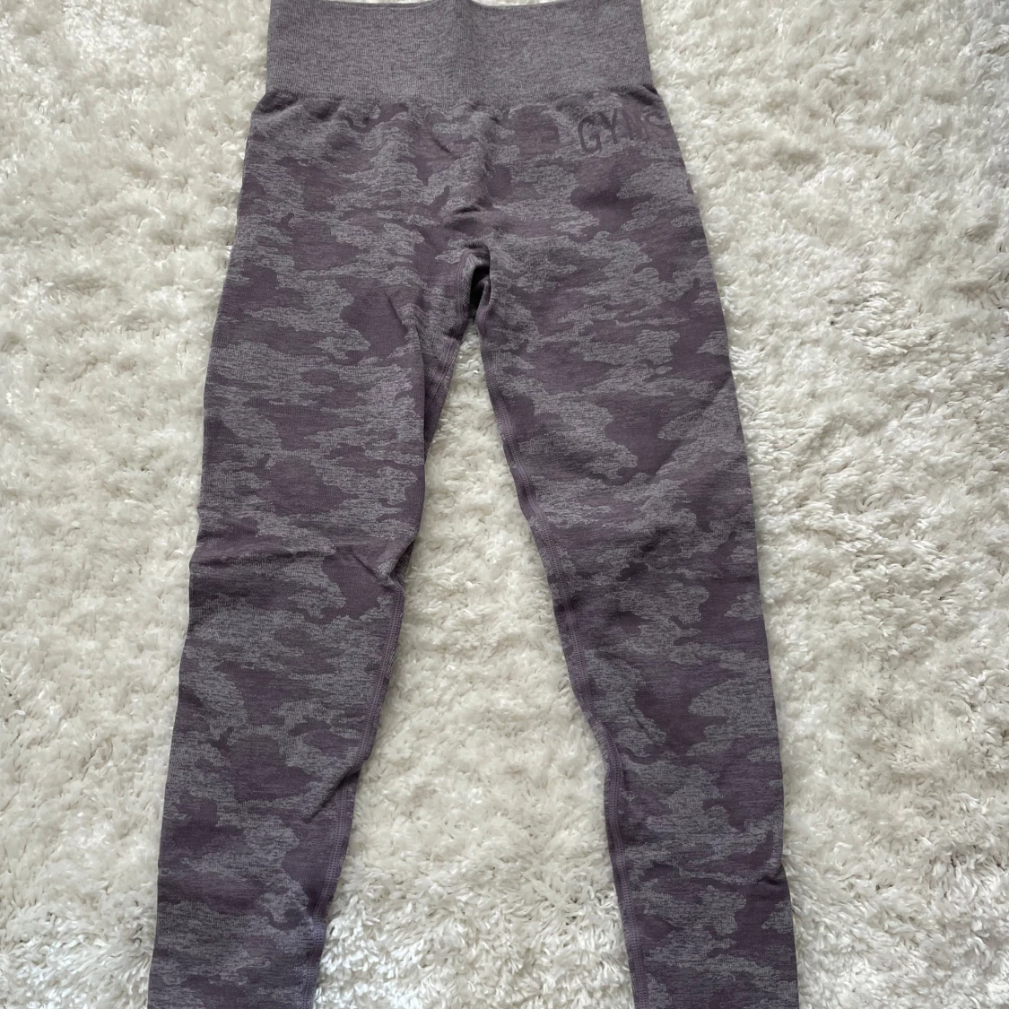 lila camo tights från gymshark stl S