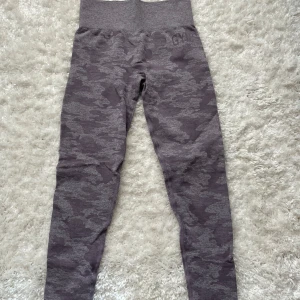 lila camo tights från gymshark stl S - lila camotights stl S, mest legat i garderoben så i typ nytt skick, köparen betalar frakt☺️
