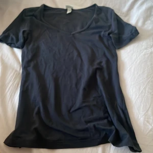 svart T-shirt  -  En jättefin svart t-shirt men använder aldrig så säljer den skriv privat om ni har frågor💕🙏