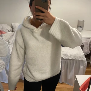 Vit stickad hoodie - Vit stickad hoodie från bikbok, använd fåtal gånger, köpt för 499, storlek S💕