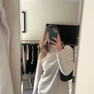 Mysig tröja - Mysig cremefärgad tröja från Kappahl, köpt förra året men kommer tyvärr aldrig till användning. Krage och dragkedja i halsen.