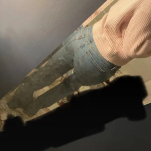 Low bootcut jeans  - Säljer ett par as snygga Levis jeans i storlek 38 (de sitter som storlek S). Har ett par till likadana o behöver inte två därför säljer jag!💞de är low waist och utsvängda 