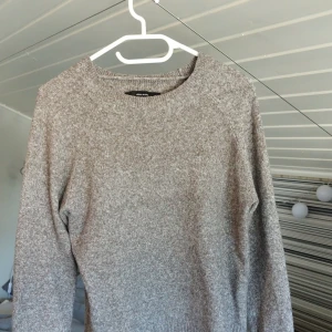 Stickad tröja  - Säljer en supermysig brun/beige stickad tröja från Vero Moda. Inga defekter.