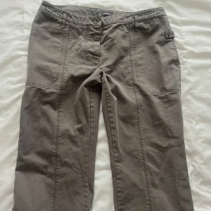 Low waist cargo pants - Gröna low waist cargo pants köpta second hand. Nyskick och är i storleken 42 men passar till mig som bär oftast storlekar 36-40. 