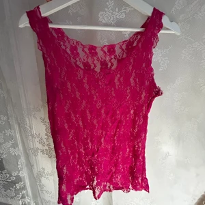 rosa spets linne - rosa linne i spets. genomskinligt.